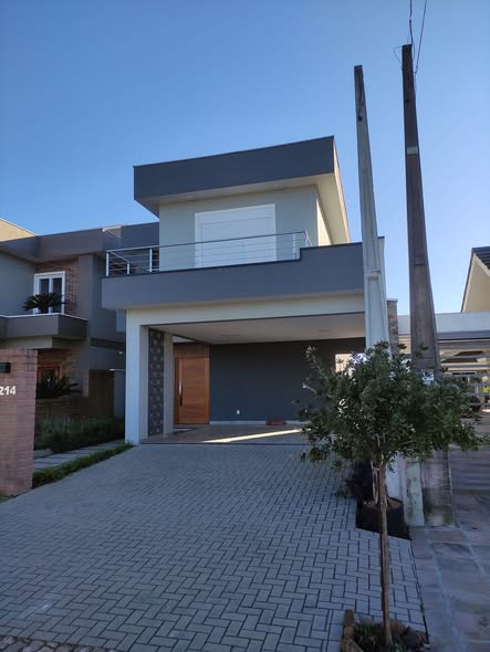 Casa de Alvenaria 4 Dormitórios (3 Suítes) 238m² - Centro